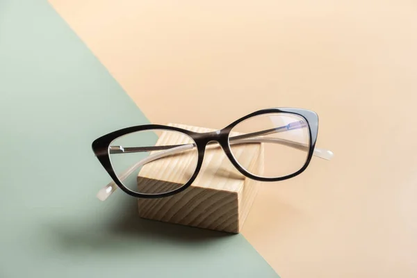 彩色背景上的花哨眼镜 光学存储 视觉测试 时髦眼镜概念 — 图库照片