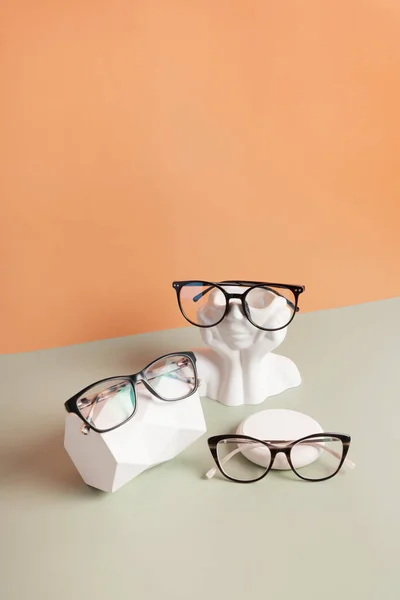 Elementy Gipsowe Okularami Kolorowym Tle Sklep Optyczny Test Wzroku Stylowa — Zdjęcie stockowe