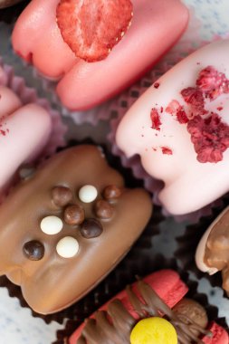 Tatlıya düşkün olanlar için süslenmiş renkli kurabiyeler.