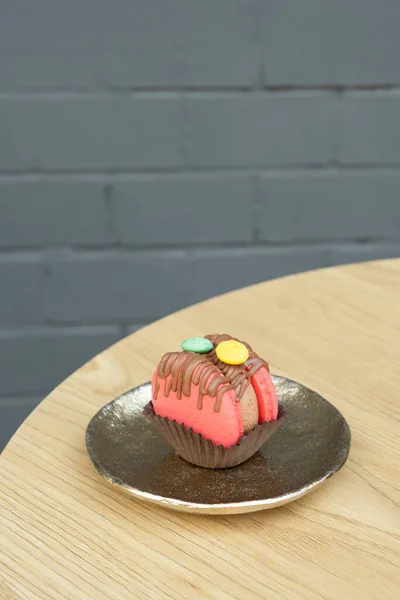 Macaron Met Fudge Decor Voor Zoetekauw Een Ronde Cafe Tafel — Stockfoto