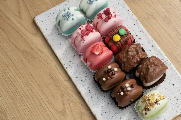 Set Van Gekleurde Macarons Met Decoratie Fondant Begrip Zoet Levensmiddel — Stockfoto