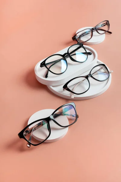 Στοιχεία Gypsum Γυαλιά Ηλίου Χρωματιστό Φόντο Οπτικό Κατάστημα Δοκιμή Όρασης — Φωτογραφία Αρχείου