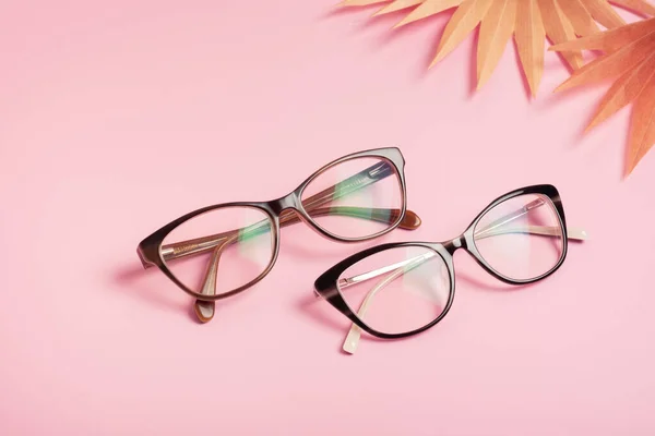 Brille Auf Blauem Hintergrund Mit Kopierraum Optischer Laden Sehtest Stylisches — Stockfoto