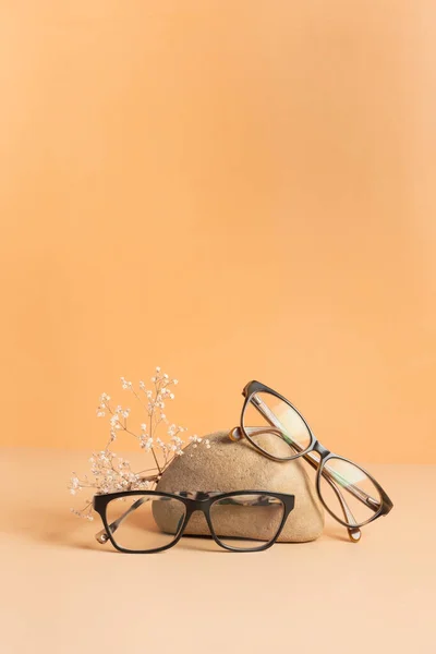 Πέτρα Της Φύσης Γυαλιά Χρωματιστό Φόντο Οπτικό Κατάστημα Δοκιμή Όρασης — Φωτογραφία Αρχείου
