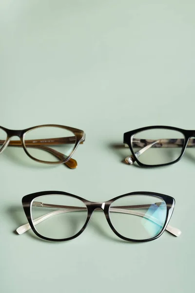 Stylowe Okulary Kolorowym Tle Sklep Optyczny Test Wzroku Stylowa Koncepcja — Zdjęcie stockowe