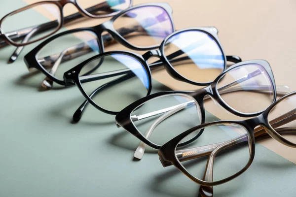 Óculos Elegantes Sobre Fundo Colorido Loja Óptica Teste Visão Conceito — Fotografia de Stock