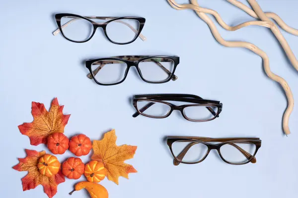 Okulary Widzenia Niebieskim Tle Jesiennymi Liśćmi Dynią Sklep Optyczny Test — Zdjęcie stockowe