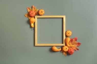 Altın çerçeveli dekoratif balkabağı ve fotokopi alanı. Sonbahar minimalist estetik konsepti.