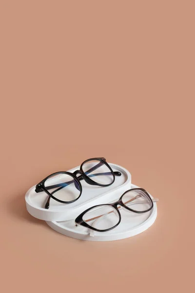 Elementy Gipsowe Okularami Kolorowym Tle Sklep Optyczny Test Wzroku Stylowe — Zdjęcie stockowe