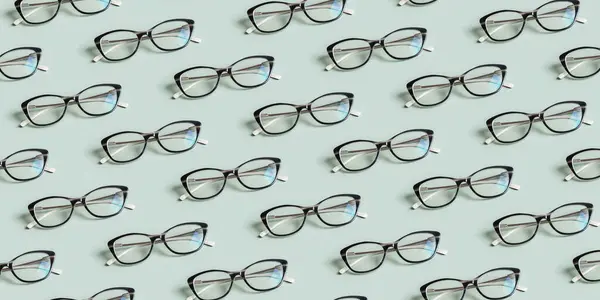 グリーンバックグラウンドのビジョンのためのメガネ 光学店 ビジョンテスト スタイリッシュなメガネコンセプト パターン付きバナー — ストック写真