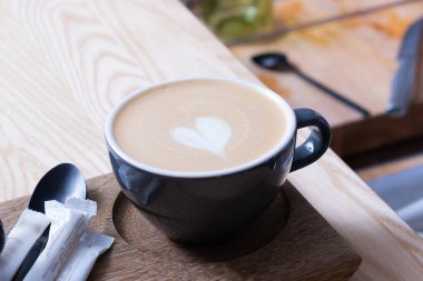 Kalp şeklinde bir fincan latte sanatı..