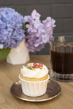 Krem peynirli, böğürtlenli kek ve kahve fincanı.