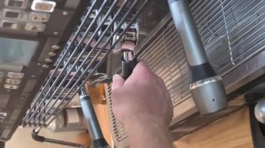 Yakından çekilen barista, kahve tutacağı filtresini profesyonel kahve makinesine sokuyor. Yüksek kalite 4k görüntü