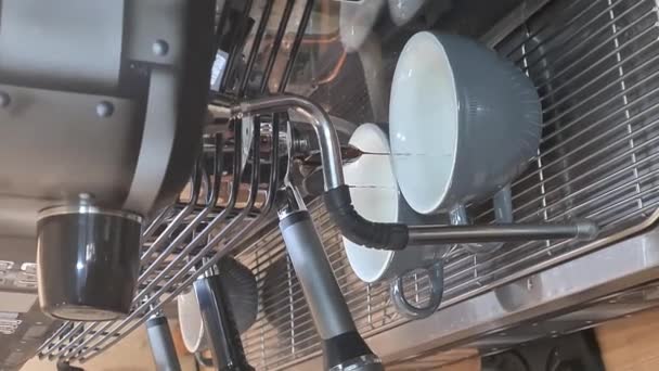 Kaffeemaschine Die Espresso Zwei Tassen Café Zubereitet Vertikales Video Hochwertiges — Stockvideo