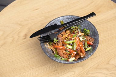 Bir kase udon eriştesi, dana eti ve kızarmış sebze..