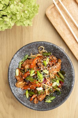 Bir kase udon eriştesi, dana eti ve kızarmış sebze..