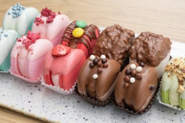 Süslü ve şekerli renkli kurabiyeler. Tatlı yemek konsepti.