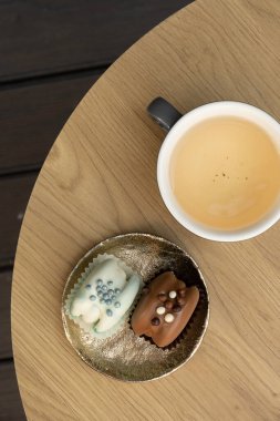 Kurabiye ve süslemeli, yukarıdan bir fincan yeşil çay..