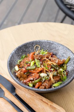 Bir kase udon eriştesi, dana eti ve kızarmış sebze..