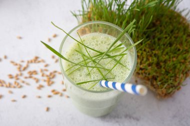 Mikro yeşillikli meyve püresi ve filizlenmiş mikroyeşil buğday filizleri. Sağlıklı gıda konsepti.