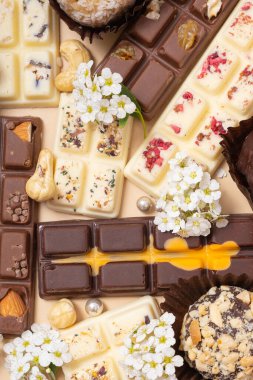 Doğal şekerler ve mini çikolatalar yap. Tatlı yemek, sağlıklı tatlı üst görünüm, düz uzanma.