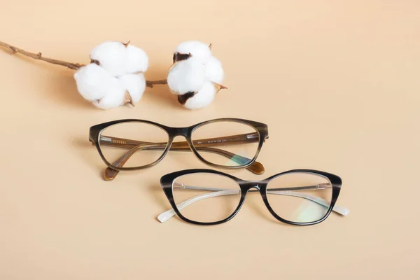 Stylowe Okulary Bawełną Beżowym Tle Sklep Optyczny Test Wzroku Stylowa — Zdjęcie stockowe
