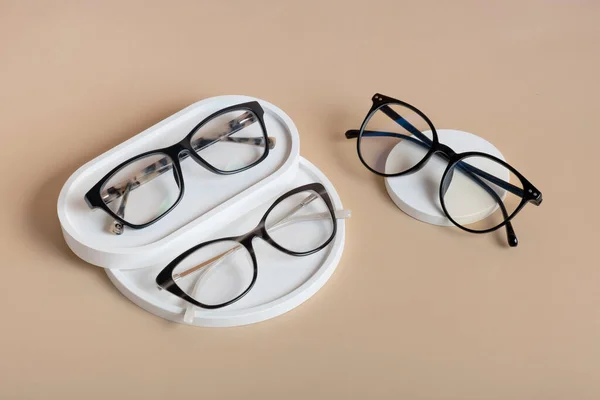 Elementy Gipsowe Okularami Beżowym Tle Sklep Optyczny Test Wzroku Stylowe — Zdjęcie stockowe