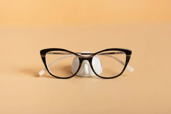 Brille Mit Mini Tasse Auf Farbigem Hintergrund Optischer Laden Sehtest — Stockfoto