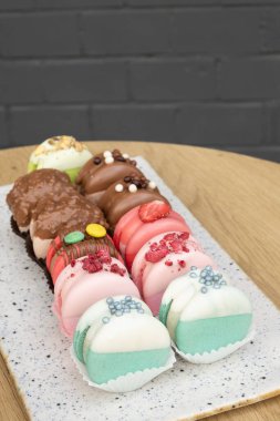 Süslü ve şekerli renkli kurabiyeler. Tatlı yemek konsepti.