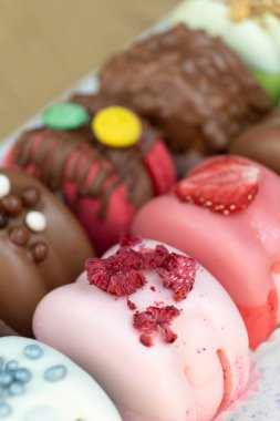 Tatlıya düşkün olanlar için süslenmiş renkli kurabiyeler.