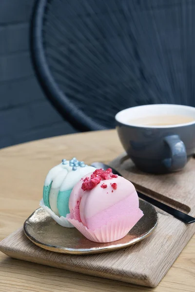 Sluiten Macarons Met Fudge Decor Voor Zoetekauw Cafe Mooie Snoepjes — Stockfoto