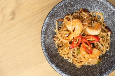 Karides ve kızarmış sebzeli Udon eriştesi..