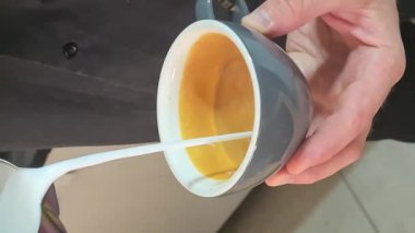 Barista kalp şeklinde kahve hazırlıyor. Yüksek kalite 4k görüntü