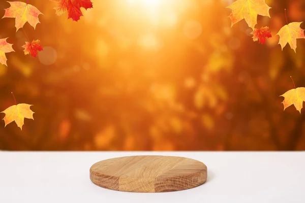 木の表彰台や台座は秋の秋の背景を残しています 製品のモックアップ ロイヤリティフリーのストック写真