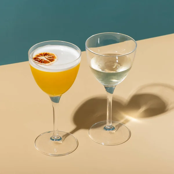 Alcoholische Cocktail Met Schuim Twee Glazen Een Gekleurde Achtergrond Met — Stockfoto