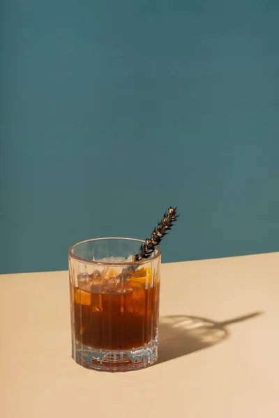 Alcoholische Cocktail Een Gekleurde Achtergrond Met Harde Schaduw Minimalistische Samenstelling — Stockfoto