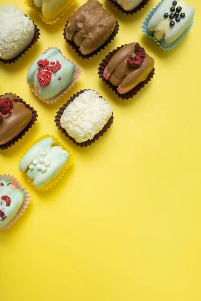 Set Van Verschillende Macarons Gele Achtergrond Bovenaanzicht Plat Gelegd Kopieerruimte — Stockfoto