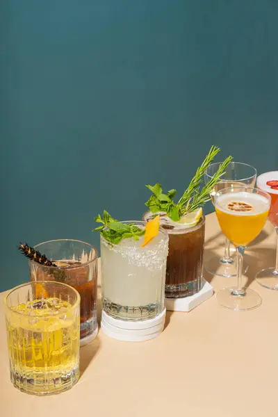 Sammansättning Med Alkoholhaltiga Cocktails Podium Färgad Bakgrund Signatur Cocktails Fortfarande — Stockfoto