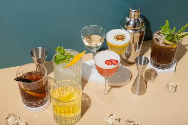 Sammansättning Med Alkoholhaltiga Cocktails Och Bar Verktyg Podium Färgad Bakgrund — Stockfoto