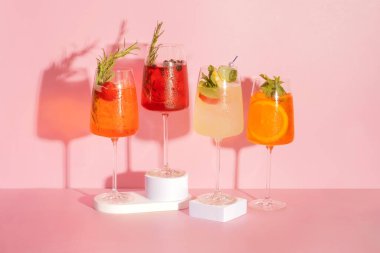 Buzlu yaz alkollü kokteyller. Sıcak yaz için ferahlatıcı içecekler..