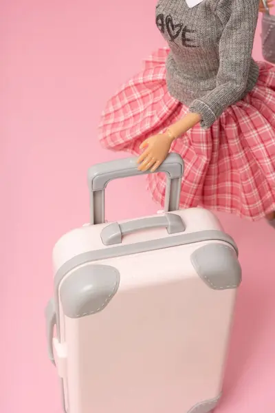 Die Puppe Trägt Einen Koffer Auf Rädern Reisen Urlaub Kreatives — Stockfoto