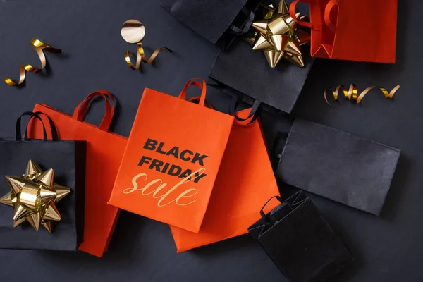 Black Friday Verkaufstext Einkaufskonzept Rote Und Schwarze Papiereinkaufstaschen Mit Verzierungen — Stockfoto