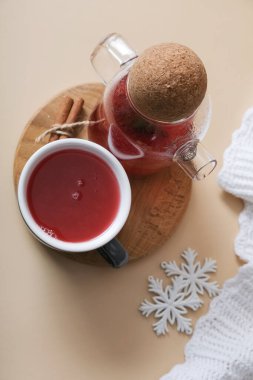 Yaban mersinli çay ve kartaneli ekose ile yassı fincan ve cam çaydanlık. Sıcak kış içkisi üst görünümü.