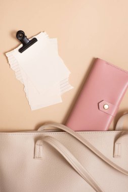 Cüzdan, alışveriş çantası ve kâğıt çarşaf üst görünüm, düz yatış. Satışlar, ekonomi konsepti.