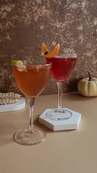 Două Băuturi Alcoolice Suc Proaspăt Decorațiuni Toamnă Pentru Băuturi Răcoroase — Videoclip de stoc