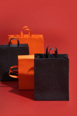 Kağıt alışveriş torbası kırmızı ve siyah model. Kara Cuma indirimi, alışveriş konsepti..