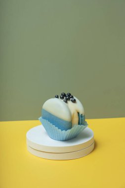 Renkli arka planda podyumda imzalı badem kurabiyesi