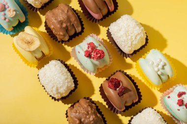 Sarı arka planda, düz bir zeminde farklı badem kurabiyeleri. Güzel, lezzetli yemekler..