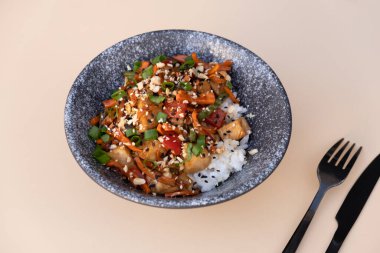 Lezzetli pirinçli kase, arka planda et ve sebze, yakın plan..