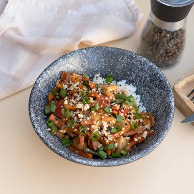 Lezzetli pirinçli kase, arka plan açılı et ve sebzeler.